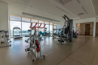 a gym with treadmills and machines in a room at Lujoso apto de 1 hab en piso 15 Edificio H2 in Cartagena de Indias