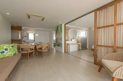 a living room with a couch and a dining room at Lujoso Apto de 2 habitaciones en piso 15 in Cartagena de Indias