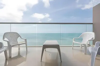 a room with chairs and a table and a window at Lujoso Apto de 2 habitaciones en piso 15 in Cartagena de Indias