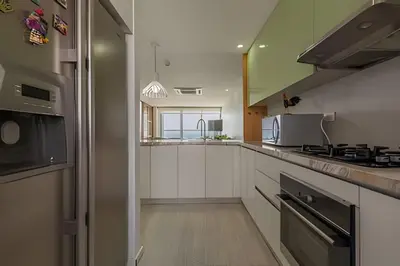 a kitchen with white cabinets and a stove top oven at Lujoso Apto de 2 habitaciones en piso 15 in Cartagena de Indias