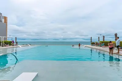 a swimming pool with a view of the ocean at Lujoso Apto de 2 habitaciones en piso 15 in Cartagena de Indias