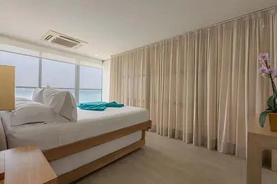 a bedroom with a bed and a large window at Lujoso Apto de 2 habitaciones en piso 15 in Cartagena de Indias