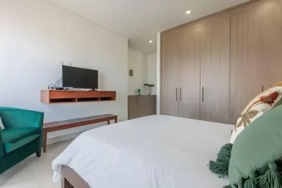 a bedroom with a bed and a tv on a wall at Lujoso Apto de 2 habitaciones en piso 16-Infinitum in Cartagena de Indias