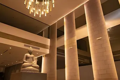 a statue in the lobby of a building at Lujoso Apto de 2 habitaciones en piso 16-Infinitum in Cartagena de Indias