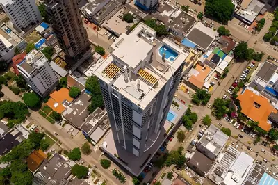 an overhead view of a city with a tall building at Lujoso Apto de 2 habitaciones en piso 16-Infinitum in Cartagena de Indias