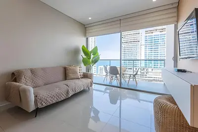 a living room with a couch and a table at Lujoso Apto de 2 habitaciones en piso 16-Infinitum in Cartagena de Indias