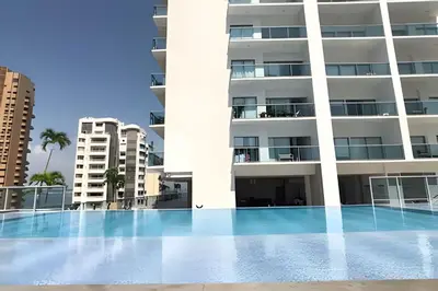 an empty swimming pool in front of a building at Hermoso Apto de 1 hab con Vista al Mar - Piso 16! in Cartagena de Indias