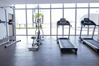 a gym with treadmills and ellipticals in a room at Hermoso Apto de 1 hab con Vista al Mar - Piso 16! in Cartagena de Indias