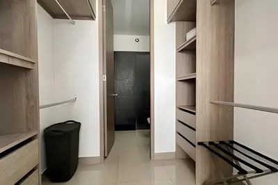 a walk in closet with a black stool in a bathroom at Hermoso Apto de 1 hab con Vista al Mar - Piso 16! in Cartagena de Indias