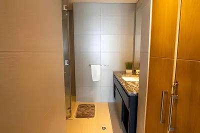 a bathroom with a shower and a sink at Lujoso Apto de 1 Habitación en Piso 17 -H2 Hyatt in Cartagena de Indias
