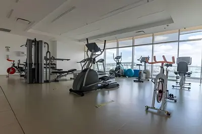 a gym with many exercise equipment in a room at Lujoso Apto de 1 Habitación en Piso 17 -H2 Hyatt in Cartagena de Indias