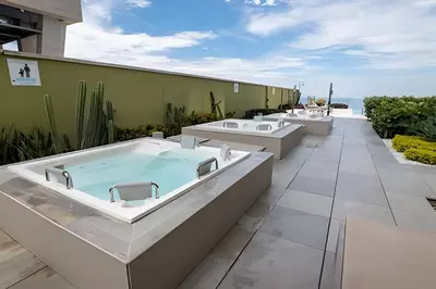 a row of bath tubs on a building at Lujoso Apto de 1 Habitación en Piso 17 -H2 Hyatt in Cartagena de Indias