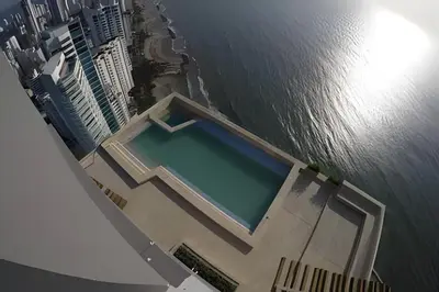 an overhead view of a swimming pool next to the water at Hermoso Apto - 2 Hab Piso- 17 Murano Elite in Cartagena de Indias
