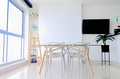 a dining room with a glass table and chairs at Hermoso Apto - 2 Hab Piso- 17 Murano Elite in Cartagena de Indias