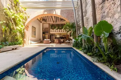 an indoor swimming pool in a house with an archway at Casa de 3 Hab en la Ciudad Amurallada con Piscina in Cartagena de Indias