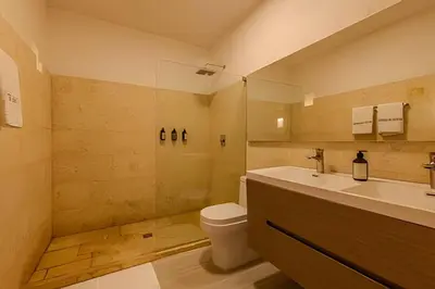 a bathroom with a toilet and a sink and a shower at Casa Bóvedas - Paraíso de 5 habitaciones in Cartagena de Indias