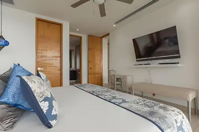 a bedroom with a bed with a tv on the wall at Lujoso Apto con Vista al Mar - H2 Hyatt 1806 in Cartagena de Indias