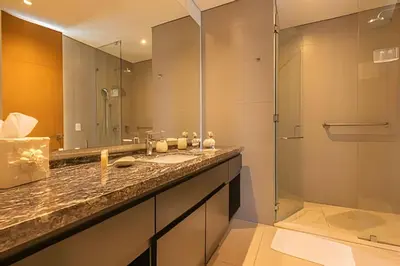 a bathroom with a sink and a shower at Lujoso Apto con Vista al Mar - H2 Hyatt 1806 in Cartagena de Indias
