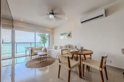 a living room with a couch and a table and chairs at Lujoso Apto de 1 Hab en Piso 19- Infinitum in Cartagena de Indias