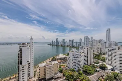 a city with tall buildings and a body of water at Lujoso Apto de 1 Hab en Piso 19- Infinitum in Cartagena de Indias