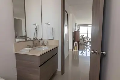 a bathroom with a sink and a mirror at Lujoso Apto de 2 Hab en piso 20 - Morros City in Cartagena de Indias