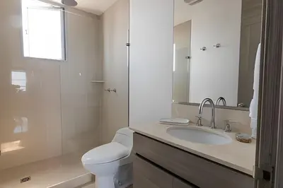 a bathroom with a toilet and a sink and a shower at Lujoso Apto de 2 Hab en piso 20 - Morros City in Cartagena de Indias