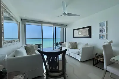 a living room with a couch and a table at Lujoso Apto de 2 Hab en piso 20 - Morros City in Cartagena de Indias