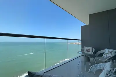 a room with a view of the ocean at Lujoso Apto de 2 Hab en piso 20 - Morros City in Cartagena de Indias
