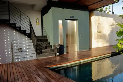 a house with a swimming pool and a staircase at Espectacular Vista al Castillo de San Felipe! in Cartagena de Indias