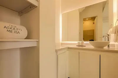 a bathroom with a sink and a mirror at Casa de 5 Hab en la Ciudad Amurallada con Piscina in Cartagena de Indias