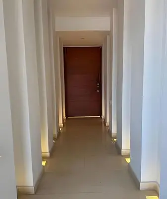 a corridor of a building with a brown door at Espectacular apto de 2 hab en Centro Histórico in Cartagena de Indias