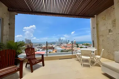 a large window in a living room with a table and chairs at Espectacular apto de 2 hab en Centro Histórico in Cartagena de Indias