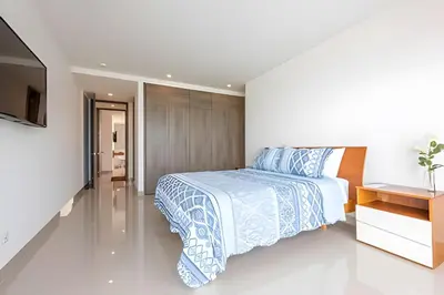 a bedroom with a bed and a flat screen tv at Apartamento Aqua 805 - Morros City in Cartagena de Indias
