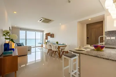 a kitchen and living room with a table and chairs at Apartamento Aqua 805 - Morros City in Cartagena de Indias