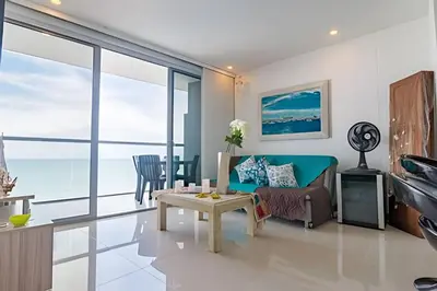 a living room with a couch and a table at Morros City-Espectacular Apto Vista al Mar Piso 8 in Cartagena de Indias
