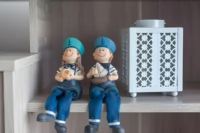 two figurines of two baseball players sitting on a shelf at Morros City-Espectacular Apto Vista al Mar Piso 8 in Cartagena de Indias