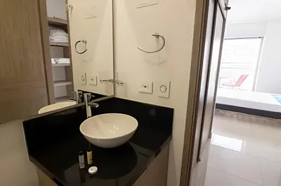 a bathroom with a sink and a mirror at Lujoso Apto de 1 Hab en Piso 7 - Infinitum in Cartagena de Indias