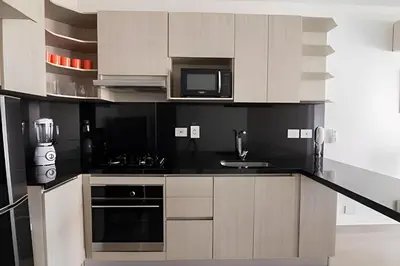 a kitchen with white cabinets and a microwave at Lujoso Apto de 1 Hab en Piso 7 - Infinitum in Cartagena de Indias