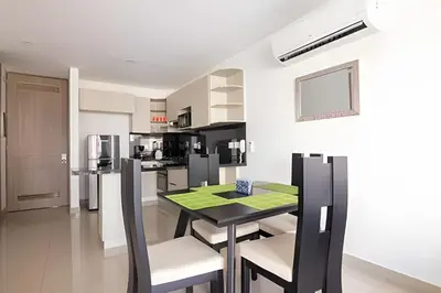 a kitchen and dining room with a table and chairs at Lujoso Apto de 1 Hab en Piso 7 - Infinitum in Cartagena de Indias