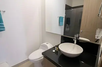 a bathroom with a sink and a toilet at Lujoso Apto de 1 Hab en Piso 7 - Infinitum in Cartagena de Indias