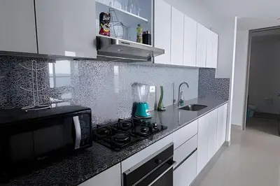 a kitchen with a microwave and a stove top oven at Espectacular Apto Piso 21 de 2 Hab - Morros City in Cartagena de Indias