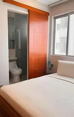 a bedroom with a bed and a bathroom with a toilet at Espectacular Vista Al Mar - Edificio Infinito 702 in Cartagena de Indias