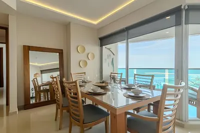 a dining room with a table and chairs at Espectacular Vista Al Mar - Edificio Infinito 702 in Cartagena de Indias