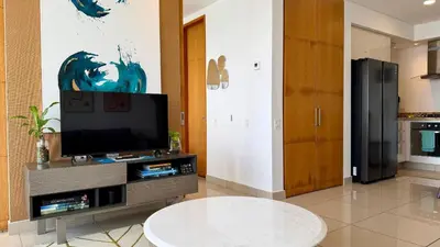 a living room with a tv and a table at H2 Lujoso Apto 1 Hab Piso 23 Compl. Empleada in Cartagena de Indias