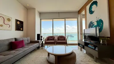 a living room with a couch and a tv at H2 Lujoso Apto 1 Hab Piso 23 Compl. Empleada in Cartagena de Indias