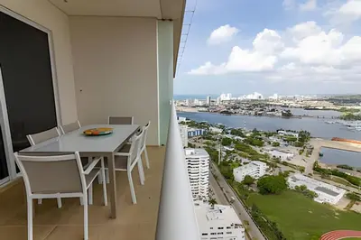 a dining room with a view of the water at H2 Lujoso Apto 1 Hab Piso 23 Compl. Empleada in Cartagena de Indias