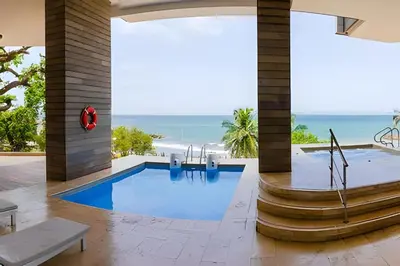 a swimming pool with a view of the ocean at Lujoso Apto de 1 Habitación en Piso 24-Murano E in Cartagena de Indias