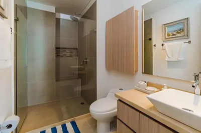 a bathroom with a sink toilet and a shower at Lujoso Apto de 1 Habitación en Piso 24-Murano E in Cartagena de Indias