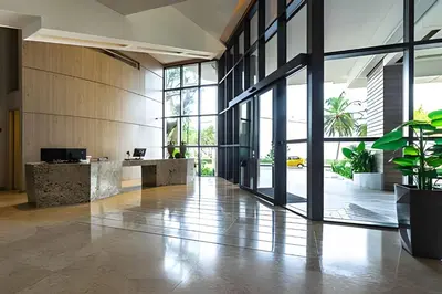 an office lobby with a reception desk and large windows at Lujoso Apto de 1 Habitación en Piso 24-Murano E in Cartagena de Indias
