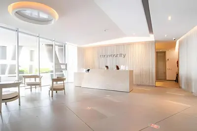 a lobby with a table and chairs in a building at Lujoso Apto de 1 Habitación en Piso 40-Morros City in Cartagena de Indias